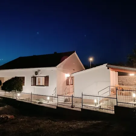 House Inga Dom wakacyjny Pirovac